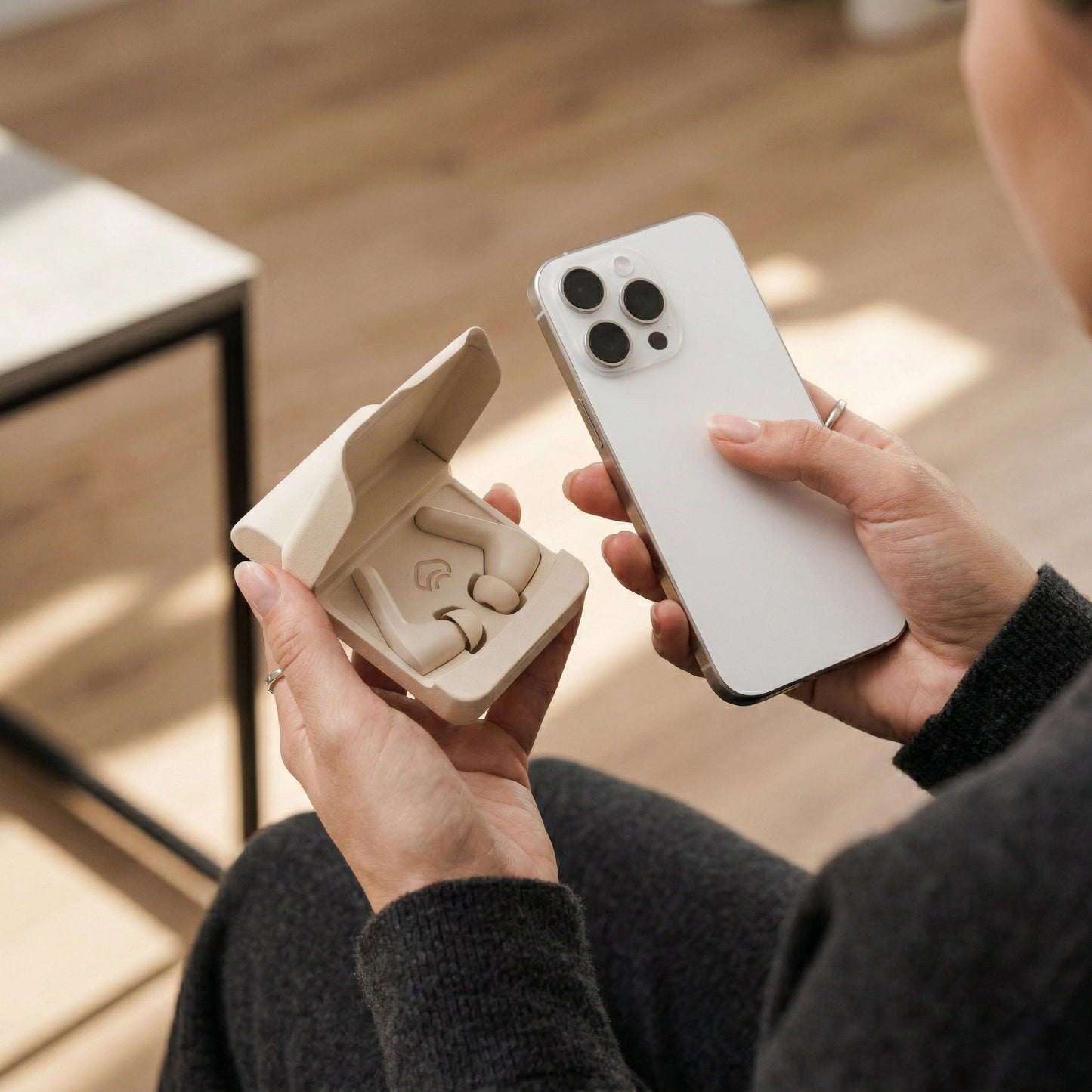 Komutr Earbuds with Slim MagSafe Built-In Kickstand - Komutr